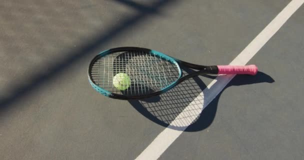 Відео Тенісного Яча Ракетки Лежать Тенісному Корті Професійне Тенісне Тренування — стокове відео