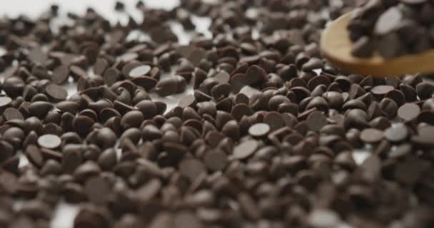 Video Primer Plano Múltiples Chispas Chocolate Cayendo Sobre Una Cuchara — Vídeo de stock