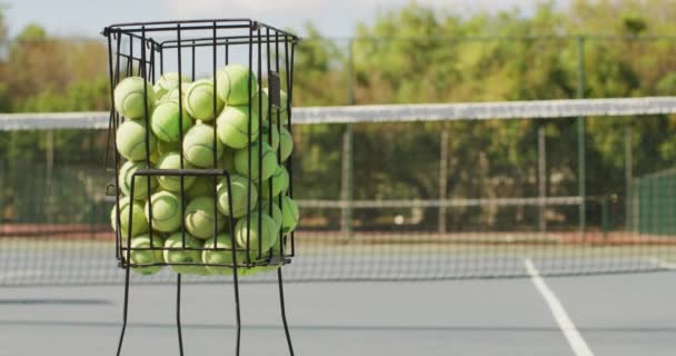 Video Canasta Con Pelotas Tenis Pista Tenis Entrenamiento Profesional Tenis — Vídeos de Stock