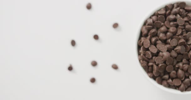 Vídeo Vista Aérea Tigela Chips Chocolate Sobre Fundo Branco Conceito — Vídeo de Stock