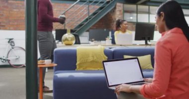 Ofisinde kopya alanı olan dizüstü bilgisayar kullanan mutlu bir iş kadını. Yaratıcı bir şirkette çalışıyorum..