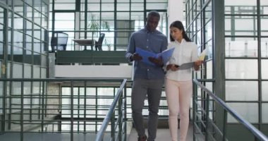 Ofiste iş tartışan çeşitli kadın ve erkek iş arkadaşlarınız kutlu olsun. Yaratıcı bir şirkette çalışıyorum..