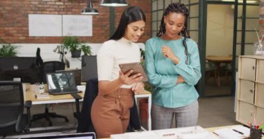 Mimari modellere bakıp ofiste tablet kullanan mutlu kadın mimarlar. Yaratıcı bir şirkette çalışıyorum..