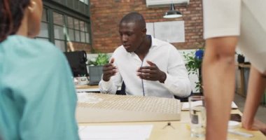 Ofiste mimari modellere bakan mutlu mimarlar. Yaratıcı bir şirkette çalışıyorum..