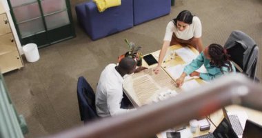 Ofiste mimari modellere bakan mutlu mimarlar. Yaratıcı bir şirkette çalışıyorum..