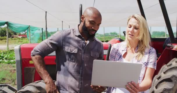 Відео Щасливої Різноманітної Жінки Чоловіка Використовує Ноутбук Розмовляє Перед Трактором — стокове відео