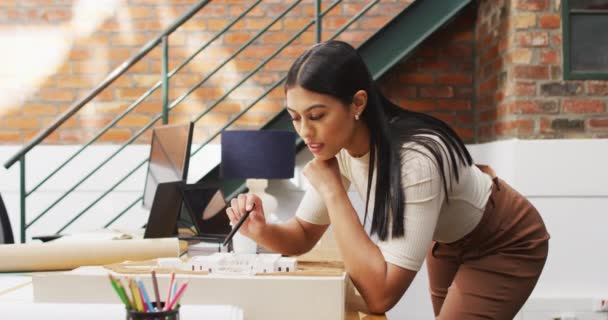 Architetto Femminile Biracial Premuroso Che Guarda Modelli Architettonici Ufficio Lavoro — Video Stock