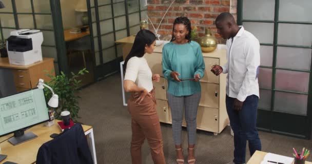 Diversos Arquitetos Felizes Usando Tablet Discutindo Trabalho Escritório Trabalhar Escritório — Vídeo de Stock