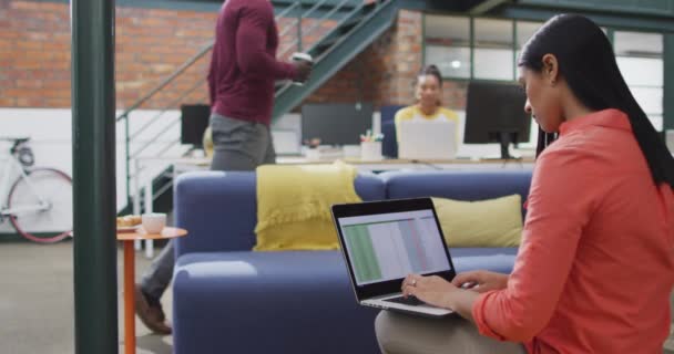 Feliz Mujer Negocios Birracial Usando Portátil Oficina Trabajo Oficina Negocio — Vídeos de Stock