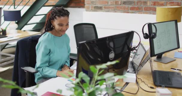 Szczęśliwa Afrykańska Bizneswoman Pracująca Biurze Praca Biurze Kreatywnego Biznesu — Wideo stockowe