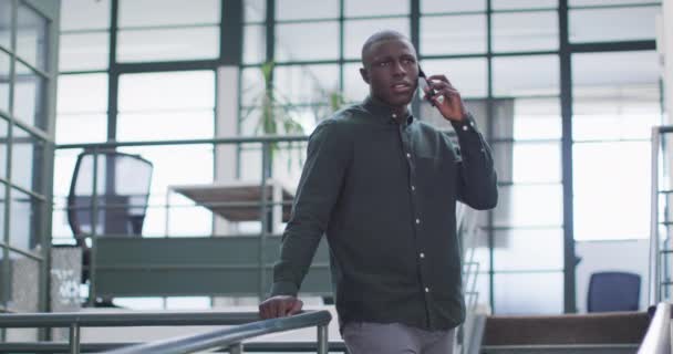 Selamat Afrika Amerika Pengusaha Berbicara Smartphone Kantor Bekerja Kantor Dari — Stok Video