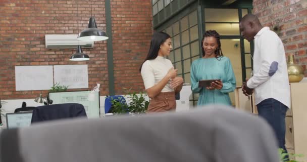 Tablet Kullanan Ofiste Çalışmayı Tartışan Mutlu Mimarlar Yaratıcı Bir Şirkette — Stok video