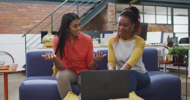 Happy Diverse Women Business Colleagues Using Laptop Office Работа Офисе — стоковое видео