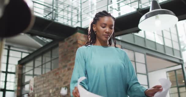 Boldog Afro Amerikai Női Építész Aki Iroda Tervrajzait Nézegeti Egy — Stock videók
