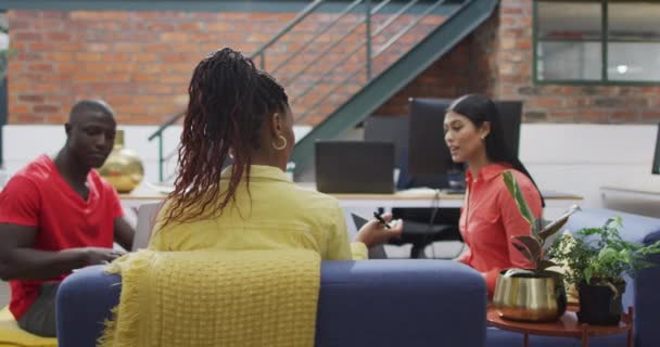 Zufriedene Weibliche Und Männliche Kollegen Mit Laptops Die Bei Besprechungen — Stockvideo