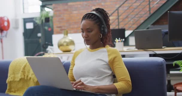 Feliz Mujer Negocios Afroamericana Usando Laptop Oficina Trabajo Oficina Negocio — Vídeos de Stock
