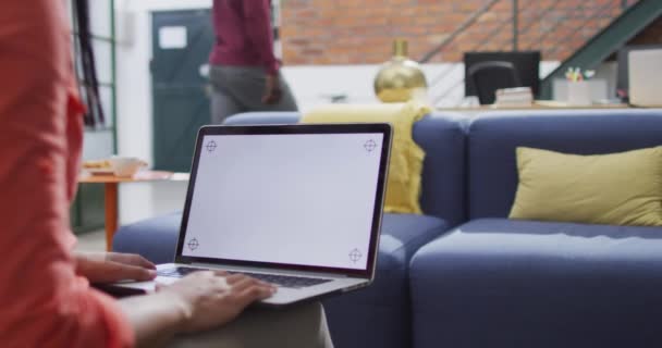 Порожнеча Ділової Жінки Яка Використовує Ноутбук Копіювальним Простором Офісі Робота — стокове відео