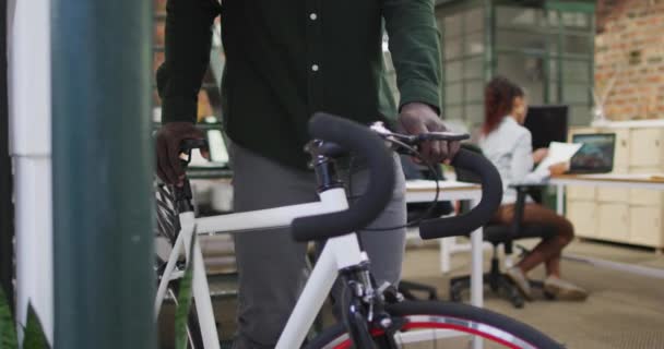 Empresário Afro Americano Feliz Andando Bicicleta Escritório Trabalhar Escritório Uma — Vídeo de Stock