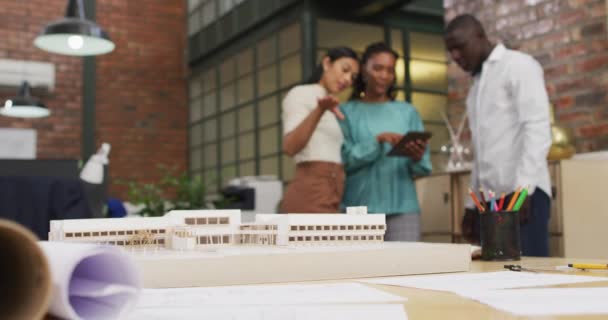 Diversos Arquitetos Felizes Olhando Para Modelos Arquitetônicos Usando Tablet Escritório — Vídeo de Stock