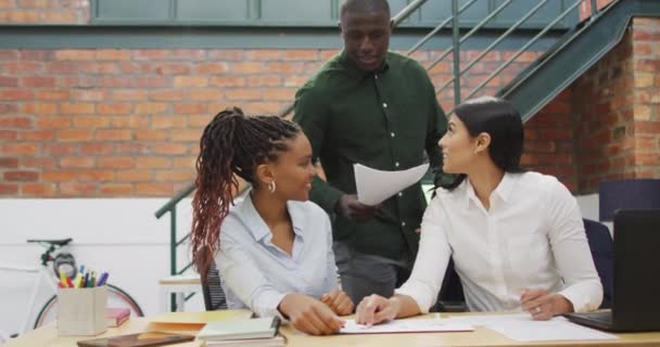 Щасливі Різноманітні Колеги Жіночого Чоловічого Бізнесу Обговорюють Роботу Офісі Робота — стокове відео