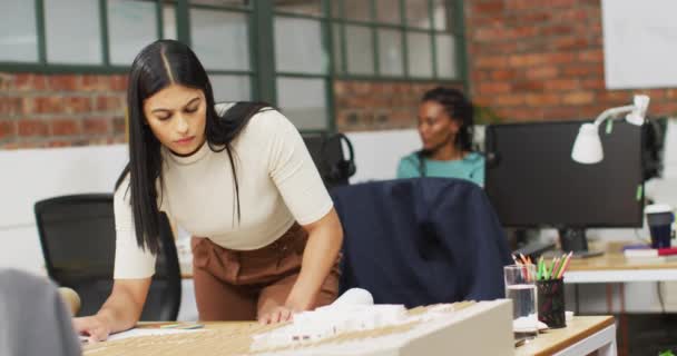 Pensativo Arquitecto Biracial Mujer Mirando Modelos Arquitectónicos Oficina Trabajo Oficina — Vídeos de Stock