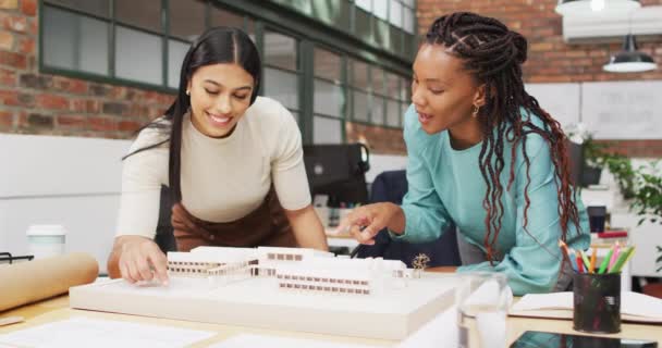 Felices Diversas Arquitectas Mirando Modelos Arquitectónicos Oficina Trabajo Oficina Negocio — Vídeos de Stock