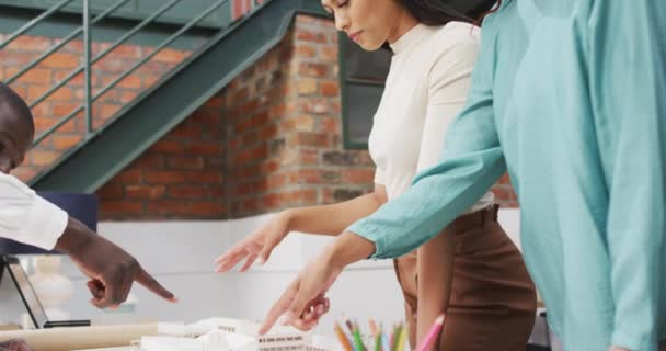 Felices Arquitectos Diversos Mirando Modelos Arquitectónicos Oficina Trabajo Oficina Negocio — Vídeos de Stock