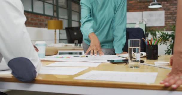 Felices Arquitectos Diversos Mirando Los Planos Arquitectónicos Discutiendo Trabajo Oficina — Vídeos de Stock