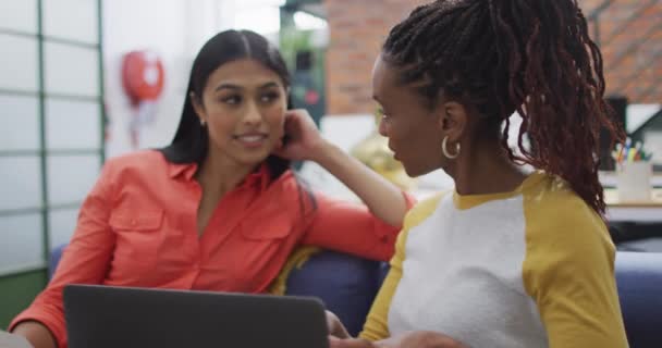 Heureux Divers Collègues Affaires Féminines Utilisant Ordinateur Portable Lecture Fichiers — Video