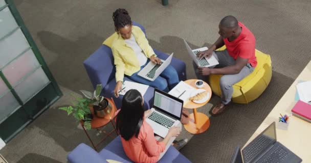 Счастливы Коллеги Бизнесу Используют Ноутбуки Обсуждая Работу Встрече Работа Офисе — стоковое видео