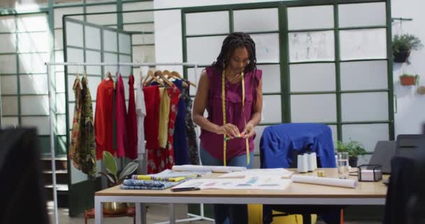 Glad Afrikansk Amerikansk Kvinnlig Modedesigner Bär Måttband Tittar Planer Kontoret — Stockvideo