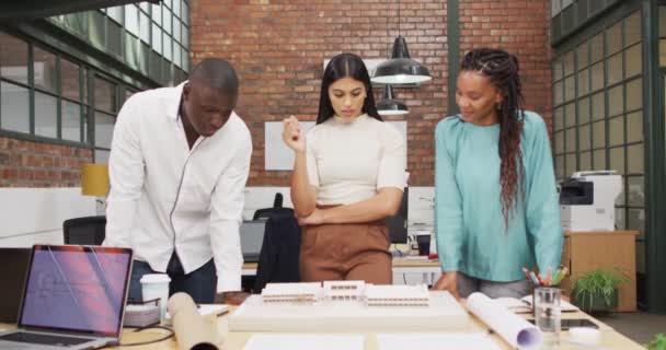 Ofiste Mimari Modellere Bakan Yaratıcı Bir Şirkette Çalışan Mutlu Mimarlar — Stok video