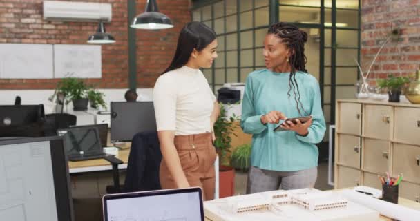 Felices Arquitecturas Diversas Mirando Modelos Arquitectónicos Usando Tableta Oficina Trabajo — Vídeos de Stock