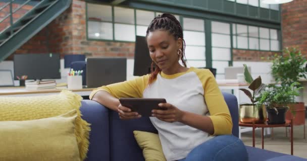 Feliz Mujer Negocios Afroamericana Usando Tableta Oficina Trabajo Oficina Negocio — Vídeos de Stock