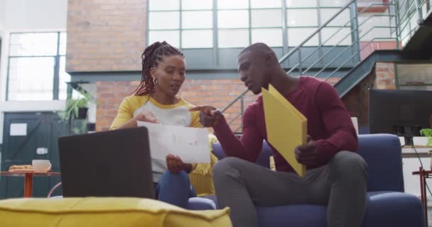 Mutlu Afro Amerikan Kadın Erkek Arkadaşları Ofiste Dosya Okuyor Yaratıcı — Stok video