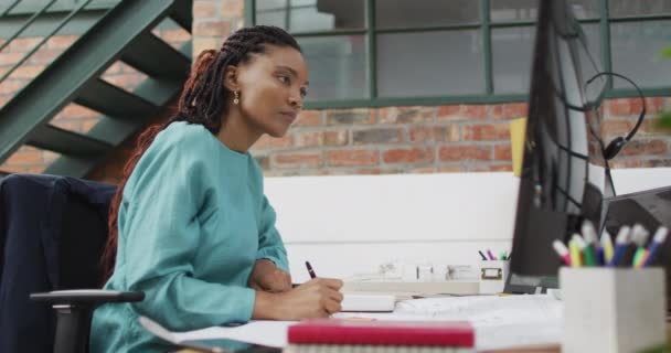 Ofiste Çalışan Düşünceli Afro Amerikan Kadını Yaratıcı Bir Şirkette Çalışıyorum — Stok video