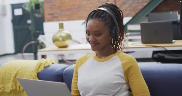 Feliz Mujer Negocios Afroamericana Usando Laptop Oficina Trabajo Oficina Negocio — Vídeos de Stock