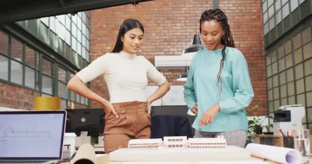 Felices Diversas Arquitectas Mirando Modelos Arquitectónicos Oficina Trabajo Oficina Negocio — Vídeos de Stock