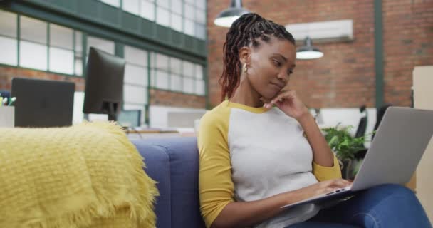 Selamat Afrika Amerika Pengusaha Wanita Menggunakan Laptop Kantor Bekerja Kantor — Stok Video