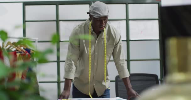Retrato Hombre Afroamericano Feliz Diseñador Moda Usando Cinta Métrica Oficina — Vídeos de Stock