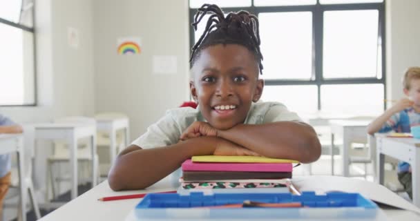 Video Niño Afroamericano Feliz Sentado Escritorio Escuela Educación Primaria Conocimiento — Vídeos de Stock