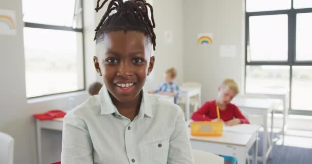 Dersler Sırasında Sınıfta Dikilen Mutlu Afrikalı Amerikalı Çocuğun Videosu Ilköğretim — Stok video