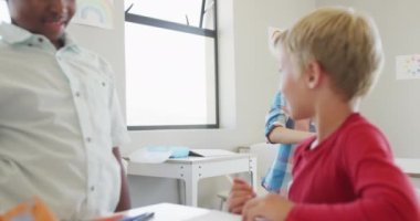 Mutlu çeşitli çocukların okul projesini birlikte yaptıkları videolar. ilköğretim, bilgi ve öğrenme kavramı.