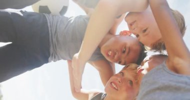 Kollarını kaldırıp konuşan mutlu çocukların videosu. İlkokul eğitimi, spor ve egzersiz.