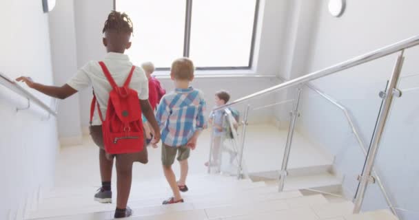 Vídeo Diversos Chicos Caminando Por Las Escaleras Escuela Educación Primaria — Vídeos de Stock