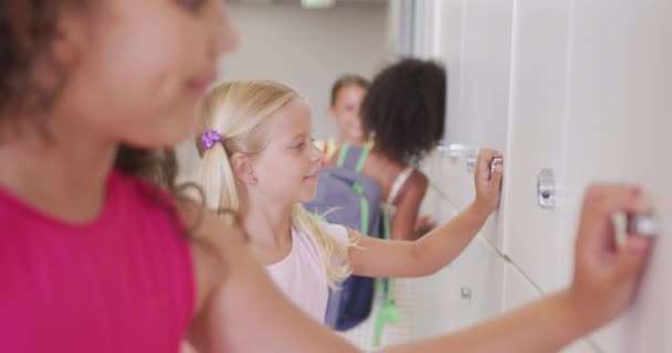 Vídeo Meninas Diversa Feliz Abrindo Armários Escola Ensino Primário Aprendizagem — Vídeo de Stock