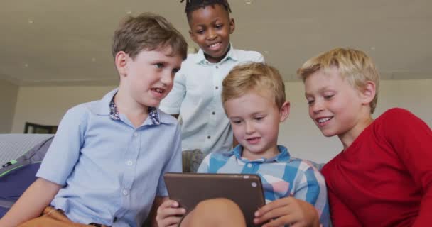 Video Von Glücklichen Jungen Mit Tablet Der Schule Grundschulbildung Wissen — Stockvideo