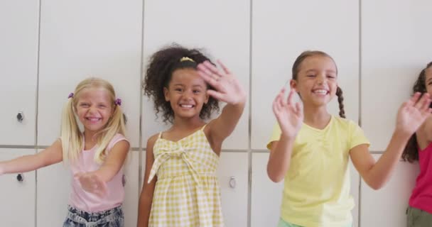 Video Gadis Bahagia Yang Beragam Melambaikan Tangan Kamera Koridor Sekolah — Stok Video