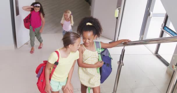 视频中快乐多样的女孩走在楼上的学校和谈话 小学教育 学习和社会化概念 — 图库视频影像