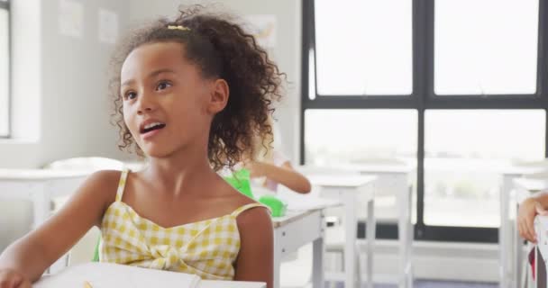 Video Niñas Felices Diversas Sentadas Los Escritorios Escuela Aprendizaje Educación — Vídeo de stock